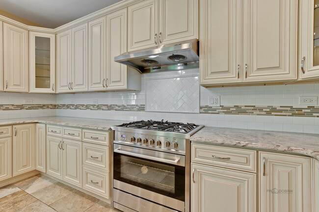 Building Photo - 24 Plymouth Ct