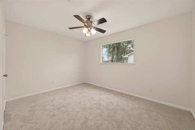 Building Photo - 422 Willow Vista Dr