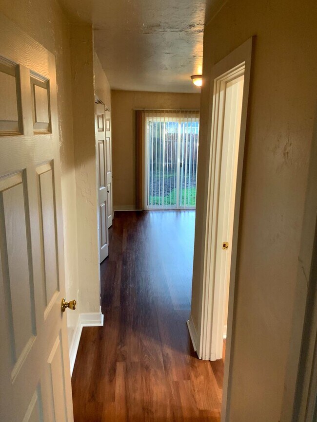 Building Photo - 1 Bedroom Duplex in Midtown Near the Whit