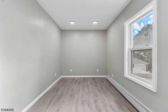 Building Photo - 1033 E 23rd St