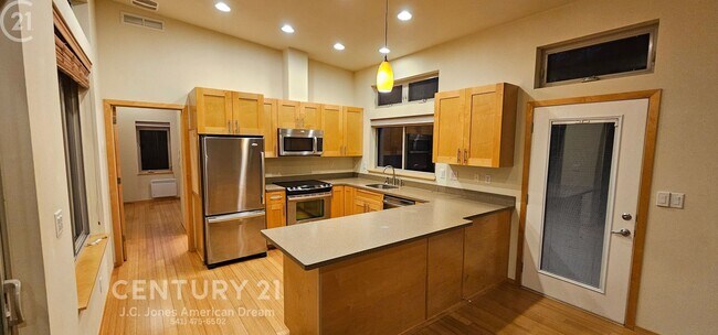 Building Photo - Spectacular Views in the Heart of Applegate Wine Country