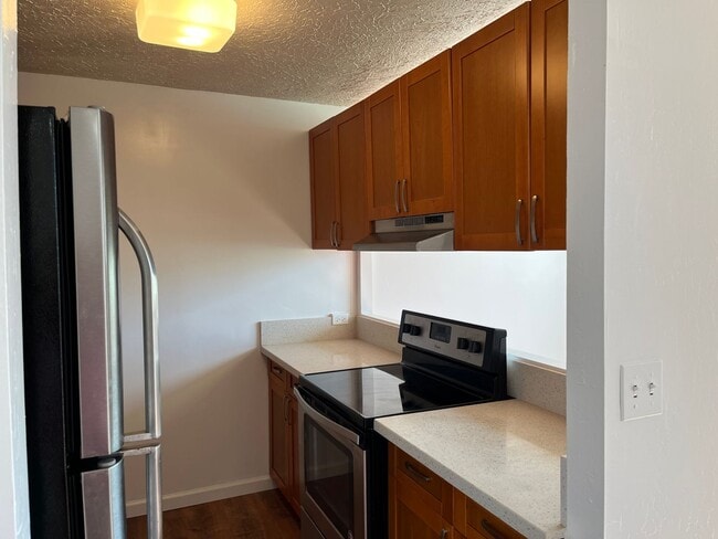 Building Photo - Nahoa Apartments - 2 bedrooms, 1 bath unit w/ 1 parking stall - Avail now!