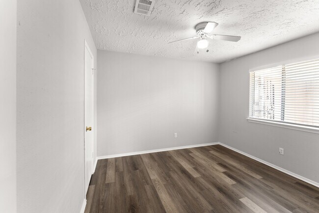 Building Photo - 1202 Manorglen Dr