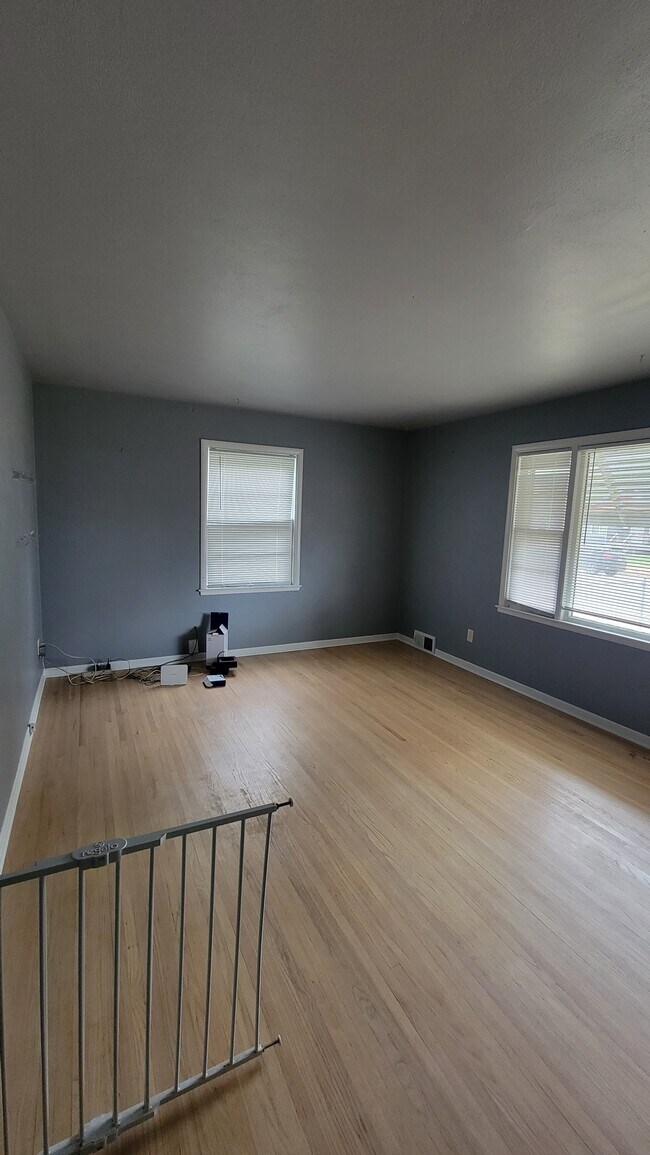 Living Room - 2518 S Duluth Ave