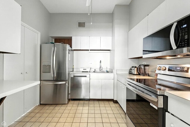 Building Photo - 175 E Delaware Pl