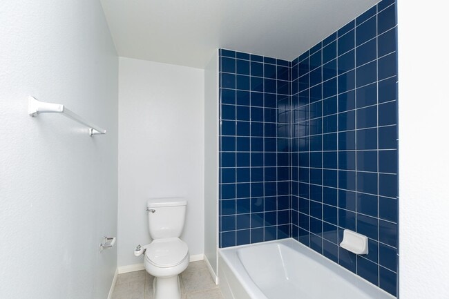 Building Photo - AMAZING 2/2 MARINA DISTRICT CONDO WITH 2 A...