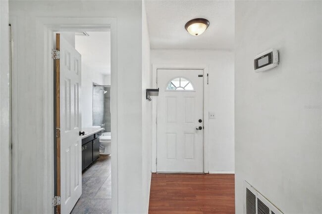 Building Photo - 503 Holt Cir