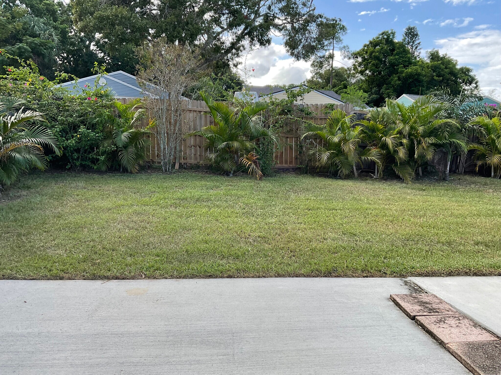 Big fenced in backyard - 2692 Cedarbrooke Dr