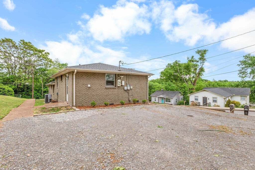 Building Photo - 895 W Sharpe Ave