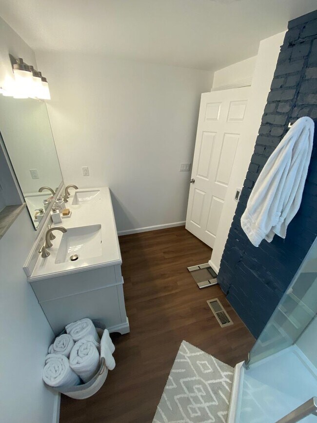 Building Photo - NEWLY RENOVATED 2 BEDROOM WITH GARAGE IN THE HEART OF SOUTHSIDE!