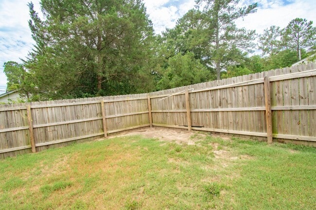 Building Photo - 2 Bedroom 1 Bathroom- No Pets