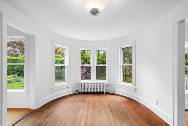 Building Photo - 290 Soundview Ave