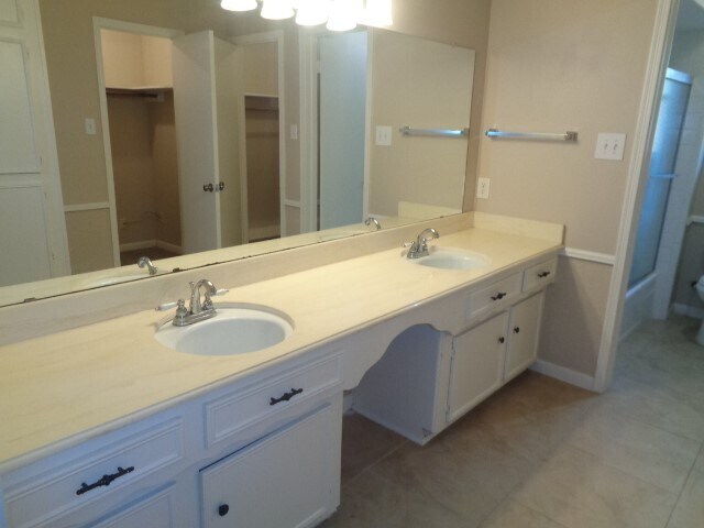 Building Photo - 802 Baltic Ln