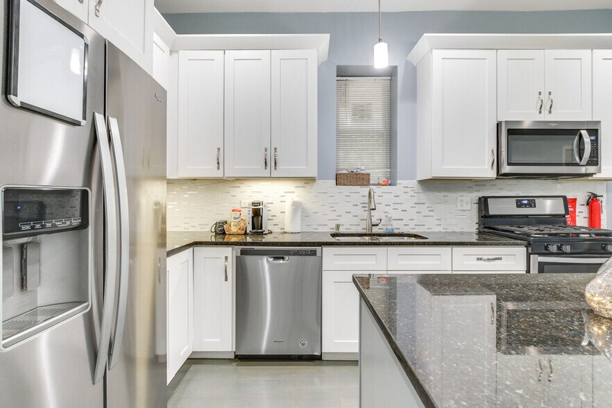 Building Photo - 4904 W Fulton St