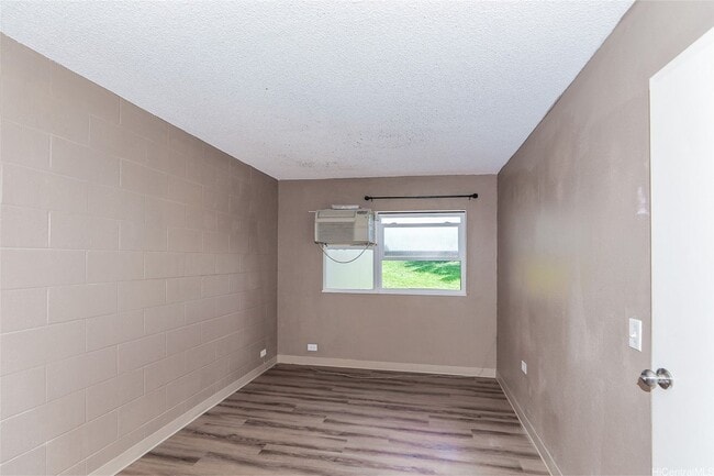 Building Photo - Lovely 2 bedroom 1 bath, with 1 open parking