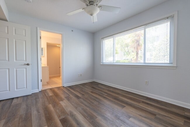 Building Photo - MOVE IN READY 2-bedroom in Virginia Beach!