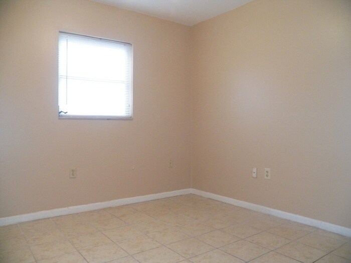 Building Photo - 8523 Chinaberry Dr