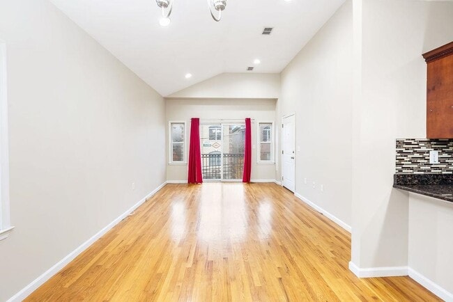 Building Photo - 43 Manhattan Ave