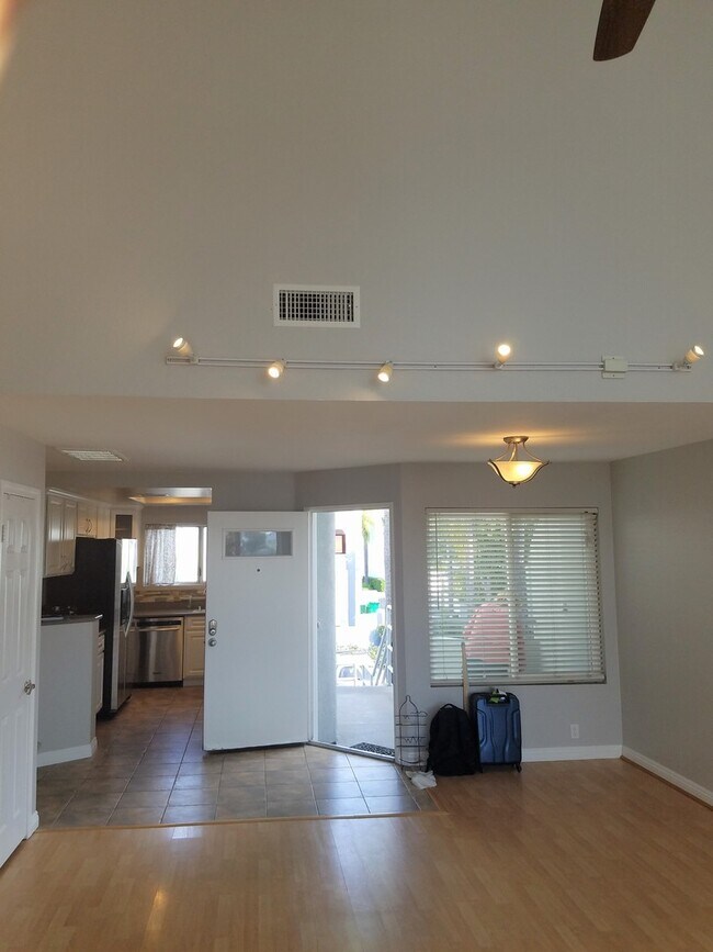 Building Photo - Gorgeous 2 bed 2 bath nestled in heart of Mission Viejo