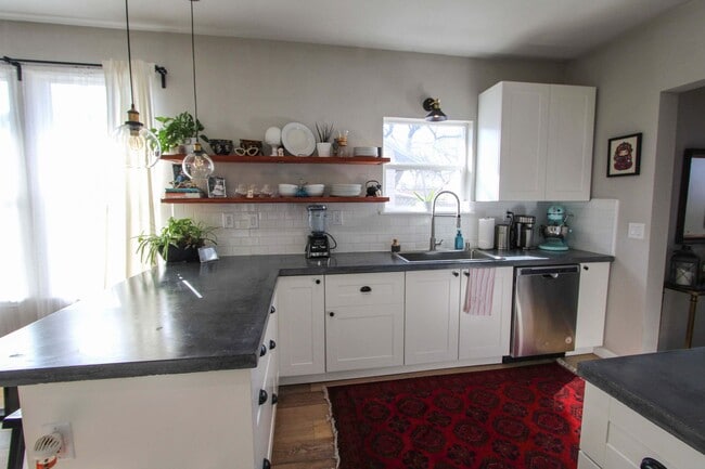 Building Photo - RENOVATED 3-BEDROOM HOME IN BEACON HILL