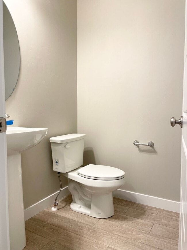 Building Photo - GORGEOUS Home