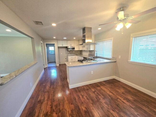 Building Photo - 191 E Avenida De Los Arboles