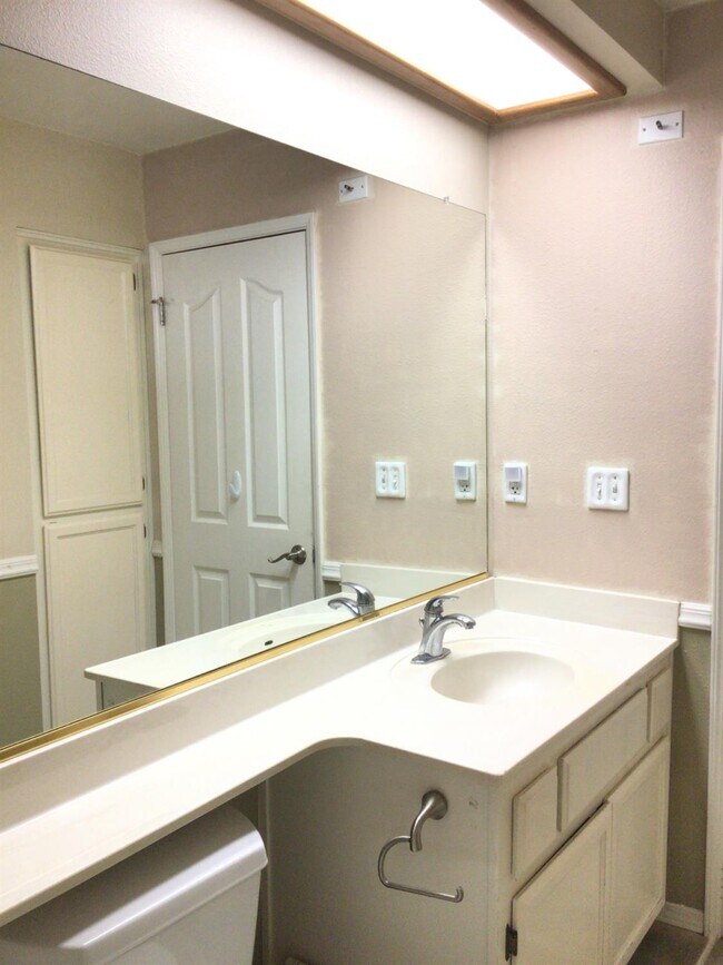 Building Photo - 1555 Morgan Dr