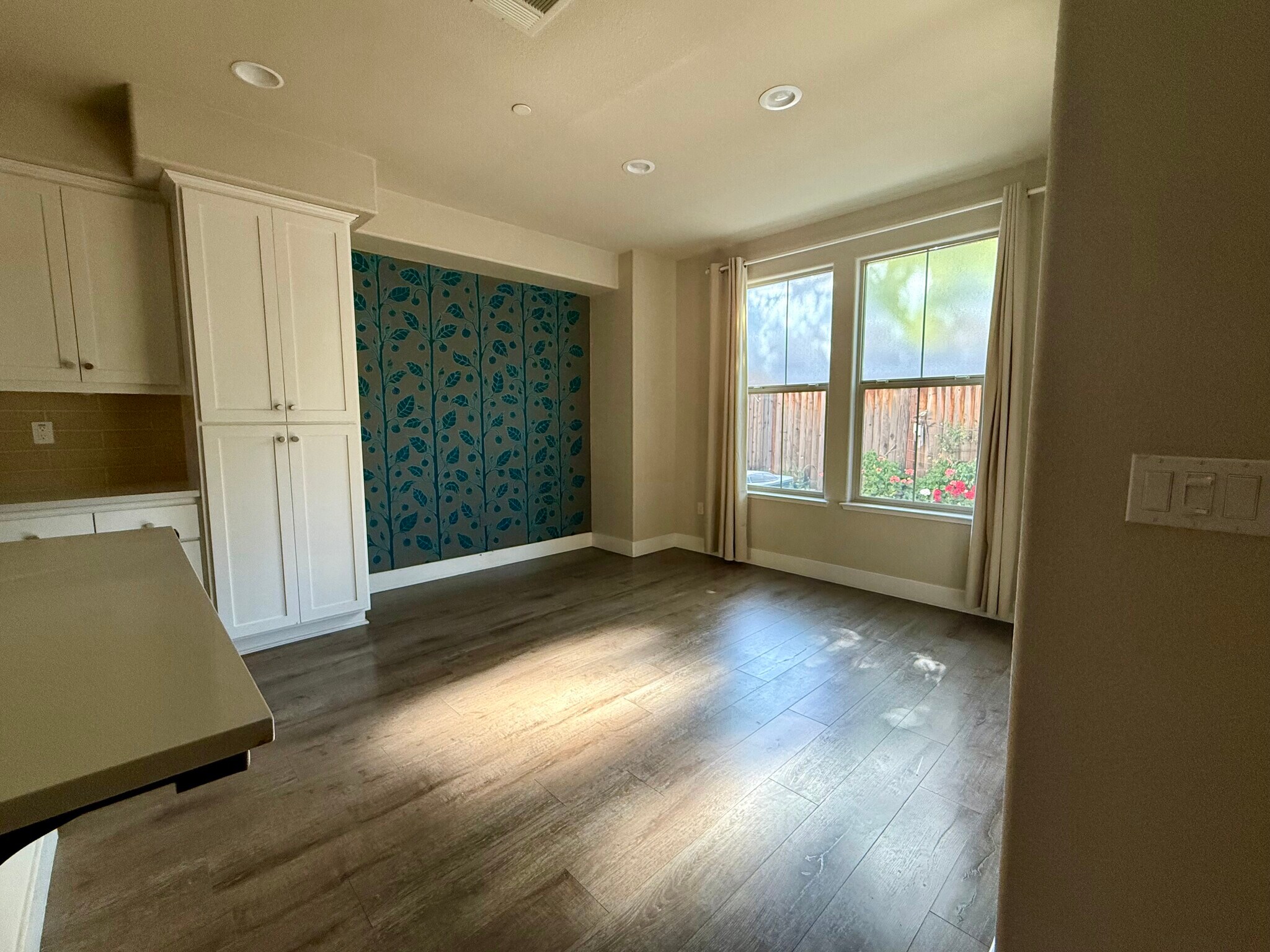 Dining ..beautiful accent wall ! - 27 Rogers Ln