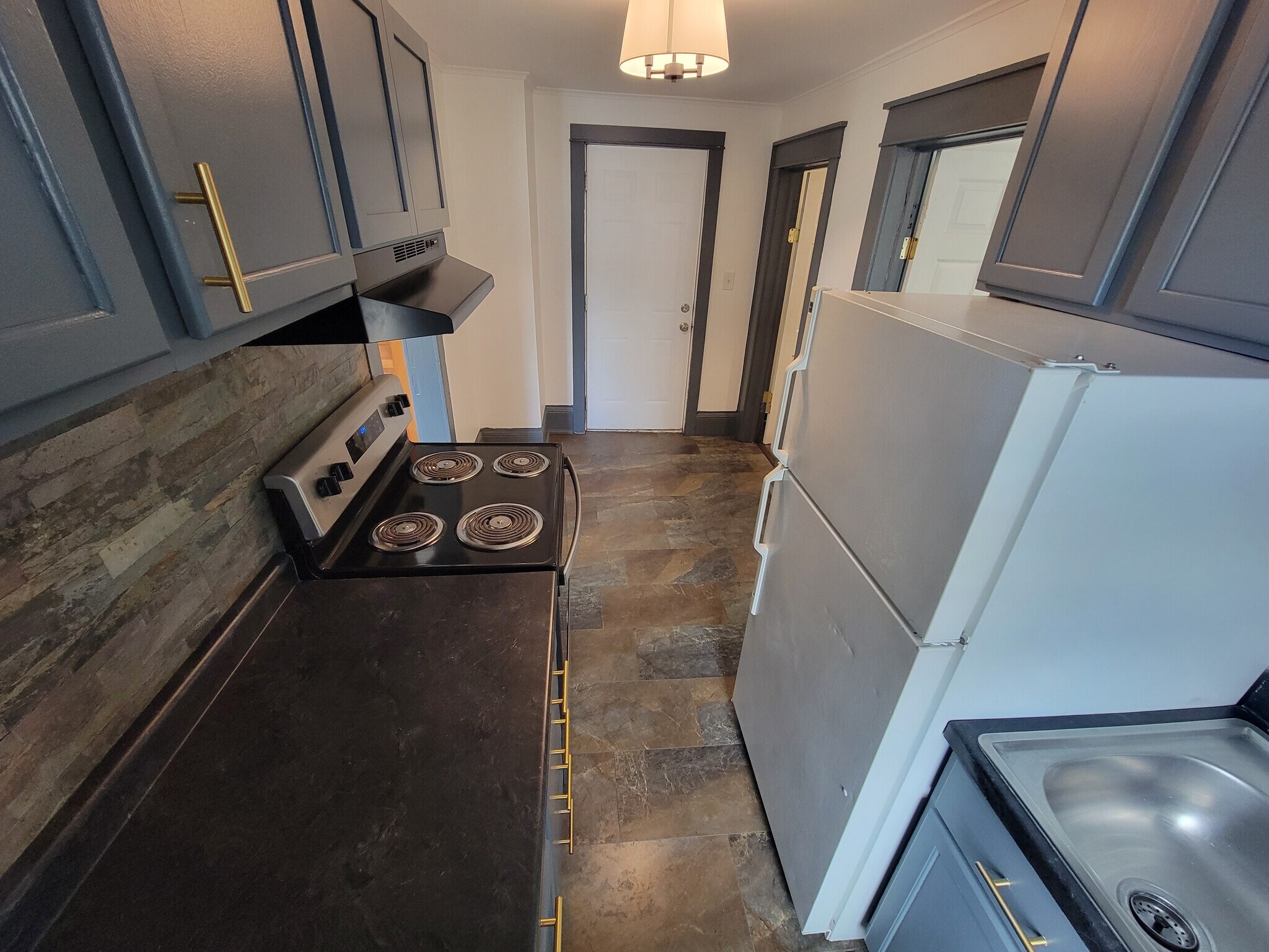 Kitchen - 607 Manchester St