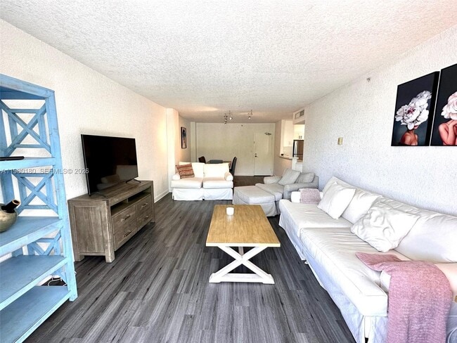 Building Photo - 1500 Bay Rd