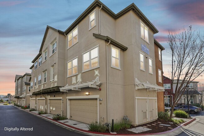 Building Photo - Beautiful Corner-Unit Townhome Near Downtown – 4 Bed | 3 baths