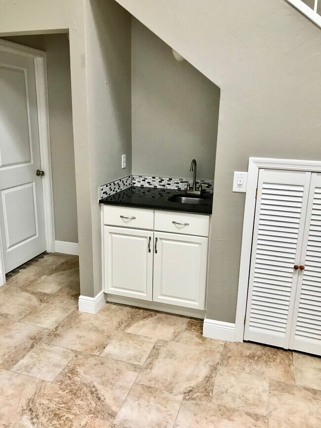 WET BAR - 3679 Oakhill Dr