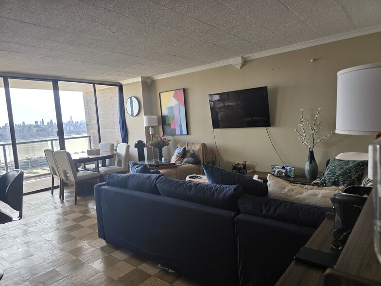 Building Photo - 9060 Palisade Ave