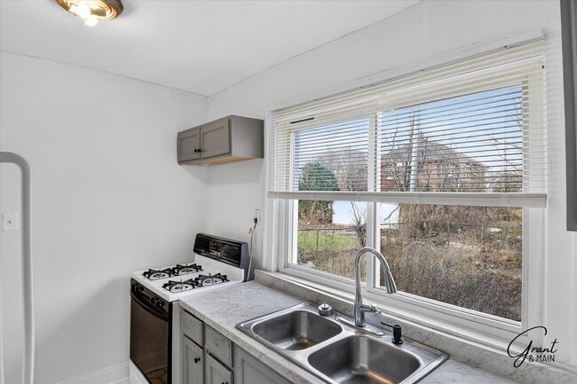 Building Photo - $1300 3 bedrooms