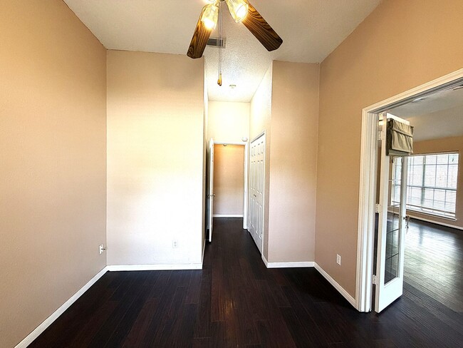 Building Photo - 405 Gina Dr