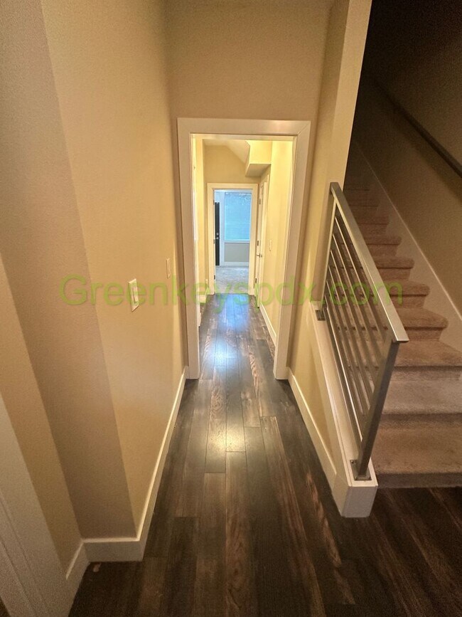 Building Photo - Gorgeous, Custom-designed 4-Bedroom Contemporary Townhouse on 3 Levels