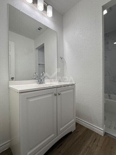 Building Photo - 209 High Oak