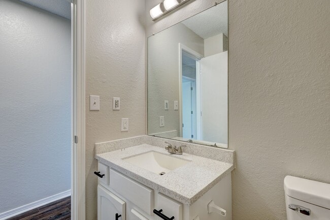 Building Photo - Home Like Living at Apartment Prices