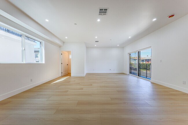 Building Photo - 1237 N Orange Dr