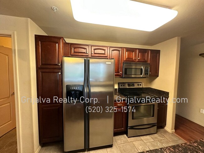 Building Photo - 2 Bed, 2 Bath Condo in Foothills Gated Com...