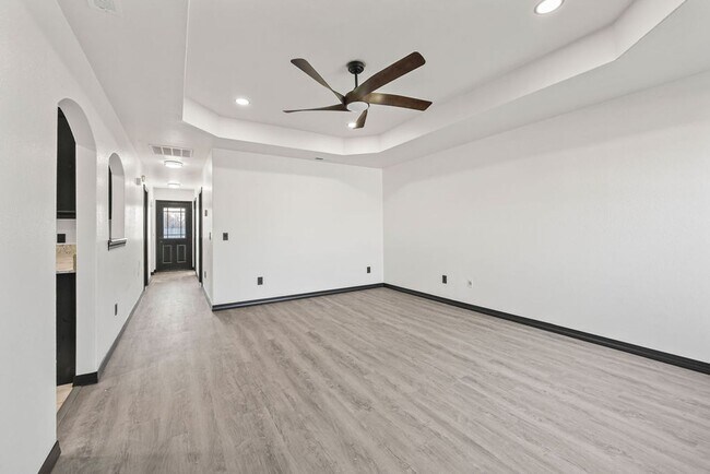 Building Photo - Charming 3-Bed Home in Rogers – Spacious Yard, Modern Comfort, Great Location