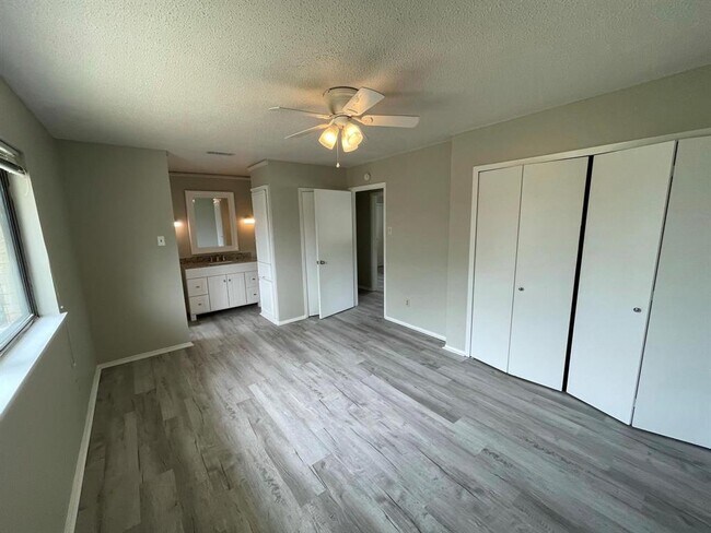 Building Photo - 1008 Wake Dr