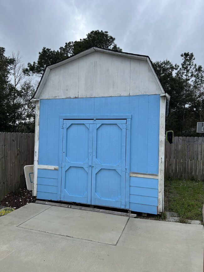 Building Photo - 4-Bedroom Home with Sunroom, Pool and Hot ...