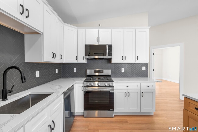 Building Photo - 937 Post Rd