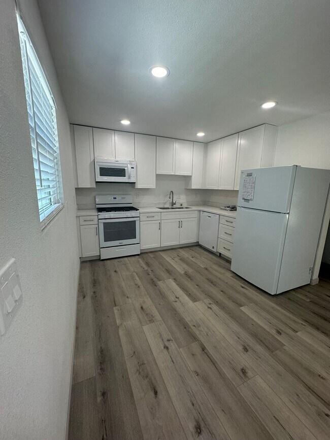 Building Photo - 202-204 Calla Avenue