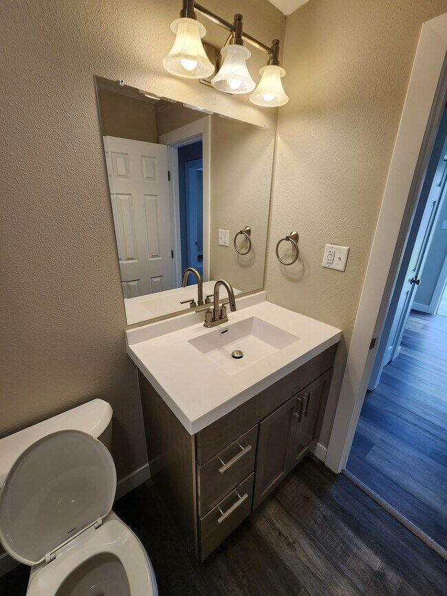 Building Photo - Spacious 2-Bedroom, 1-Bathroom Home AVAILABLE NOW!!