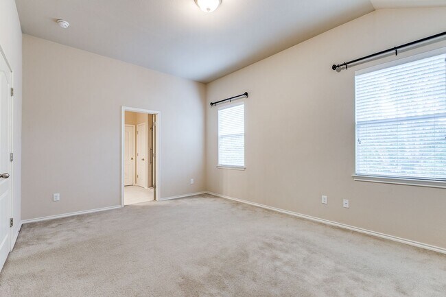 Building Photo - BEAUTIFUL 3-BEDROOM HOME NEAR MEDICAL CENTER