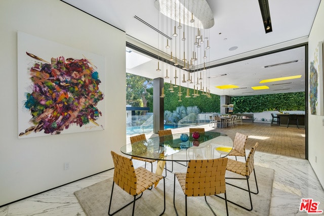 Building Photo - 809 N Rexford Dr