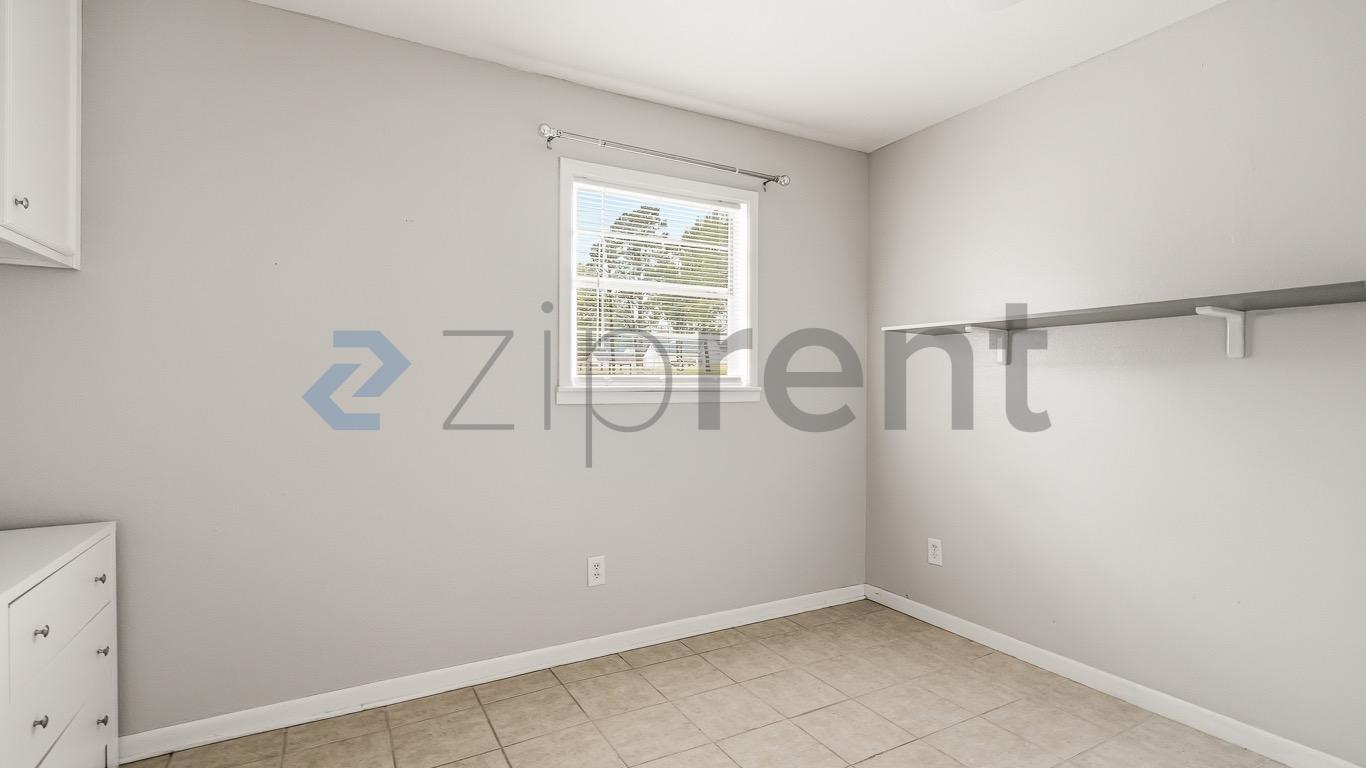 Building Photo - Unit