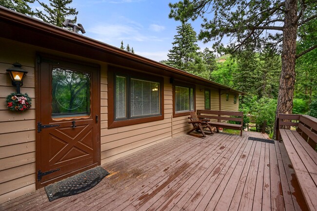 Building Photo - Mountain Life & Views- 4 bed 2 bath
